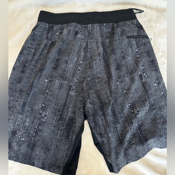 Lulu Lemon “T.H.E. Linerless short” 9” - Picture 2 of 4